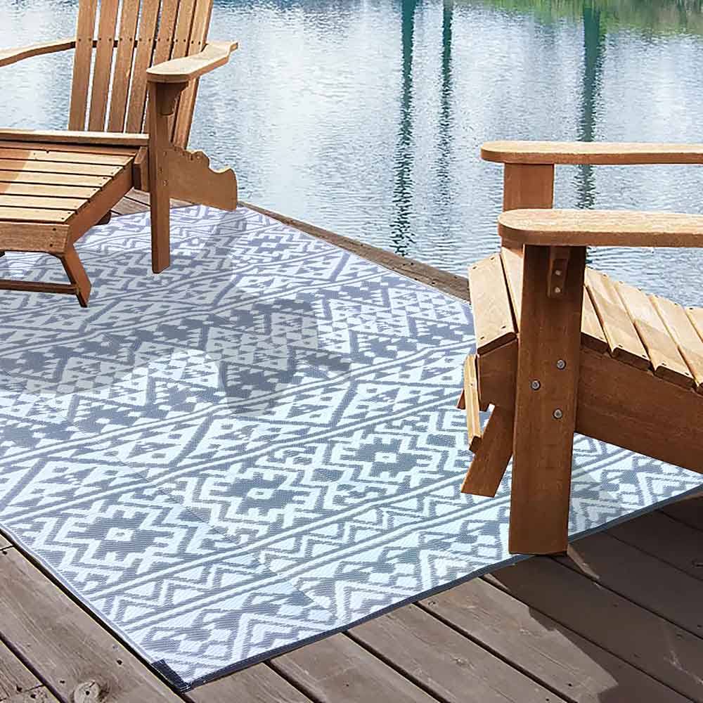 There are two chairs next to the river, and Matace's outdoor rugs is laid under the chairs, and the bamboo floor mat can be well placed outdoors.