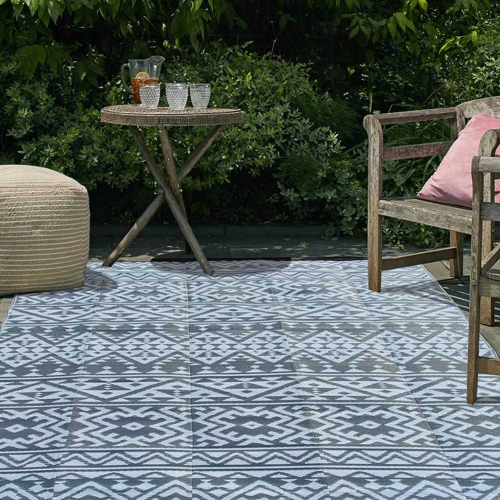 Can Matace's Waterproof Outdoor Rugs Withstand Rain?